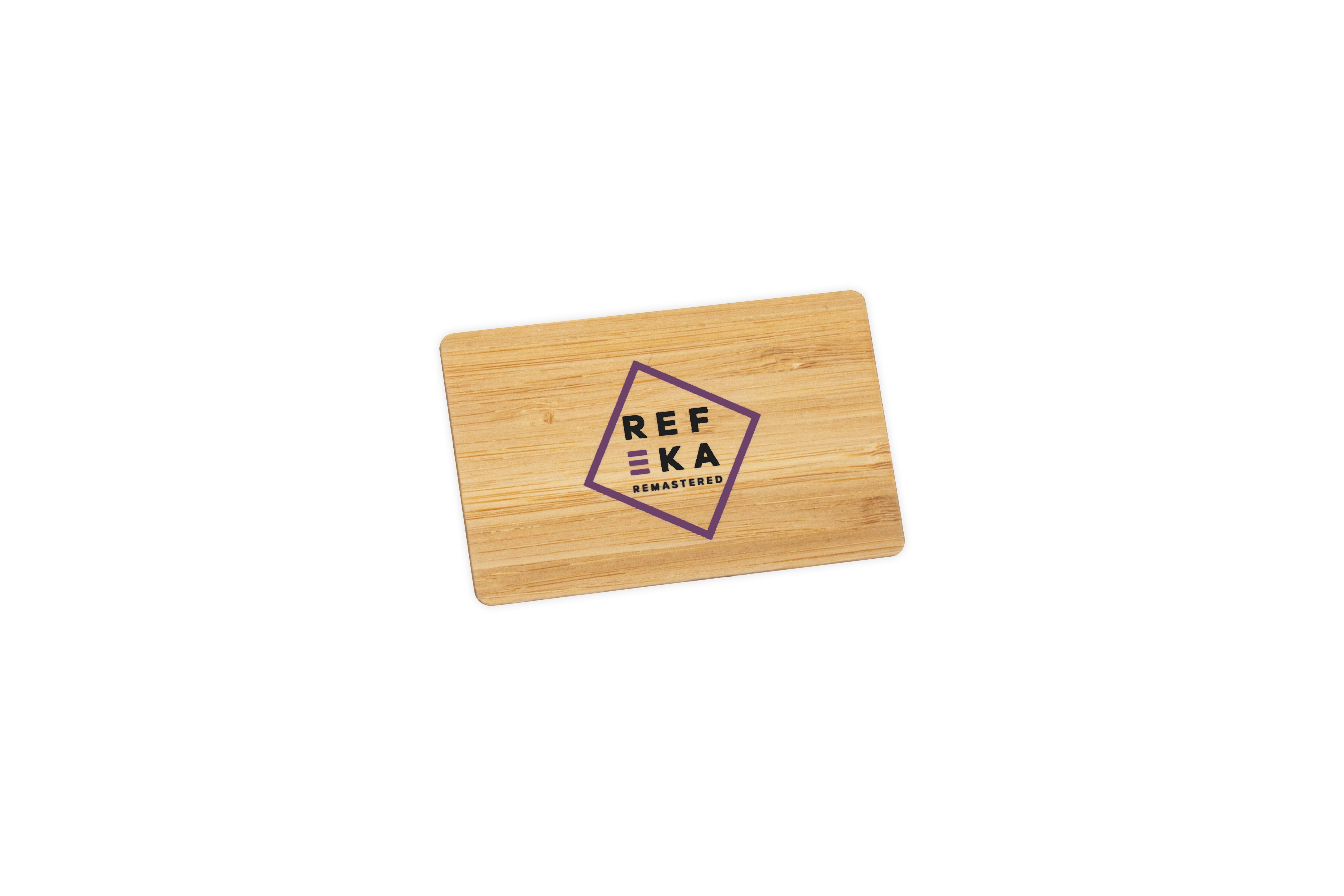 Eine Holz Scheckkarte mit lila REFEKA Logo