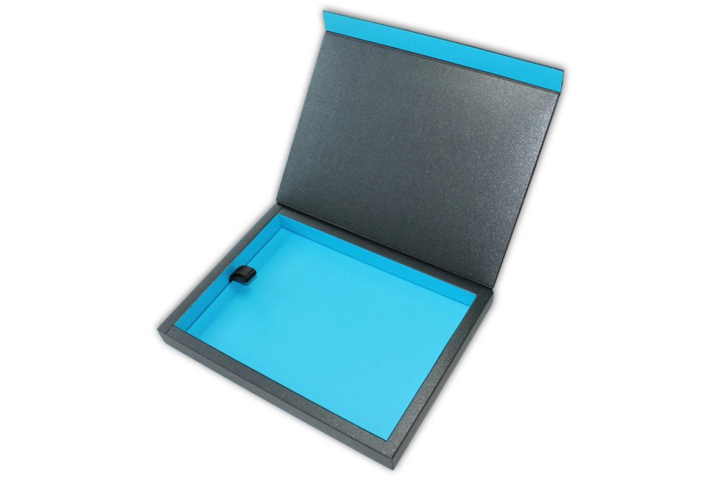 Eine geöffnete Magnetbox, die im Inlay blau bedruckt ist und der Rest der Box ist schwarz.