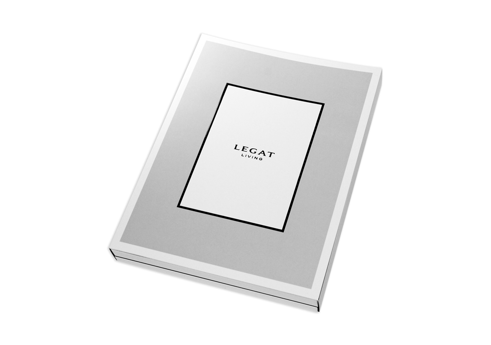 Weiß-graue Präsentationsmappe der Firma LEGAT mit einem dunklen Rahmen und schwarzer Schrift