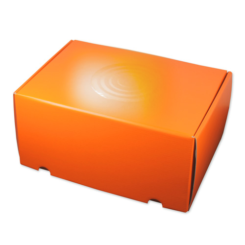 eine orangene, geschlossene Versandbox
