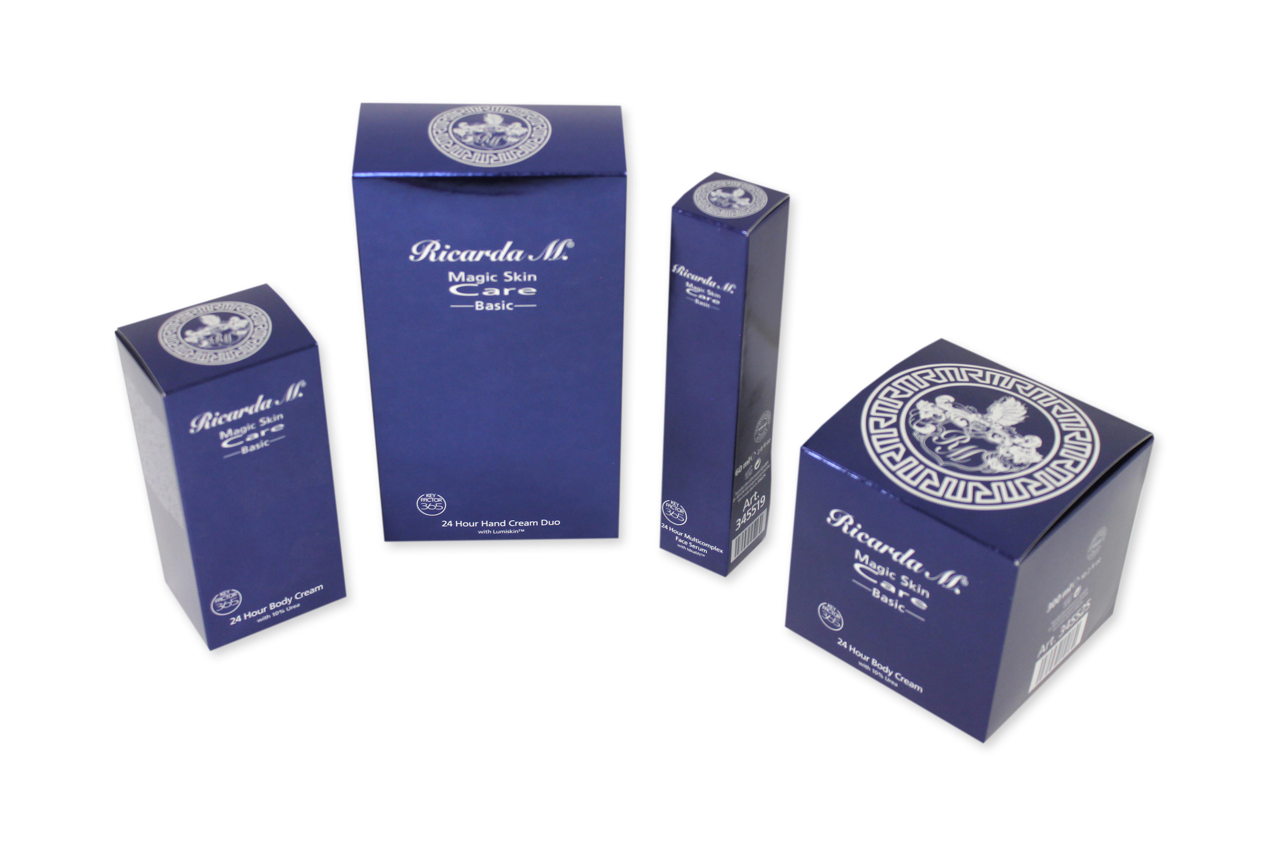 Vier unterschiedlich große Faltschachteln der Marke Ricarda M. Eine Faltschachtel ist quadratisch und die anderen drei eher länglich. Alle Schachteln sind vollflächig blau mit weißer Schrift bedruckt.