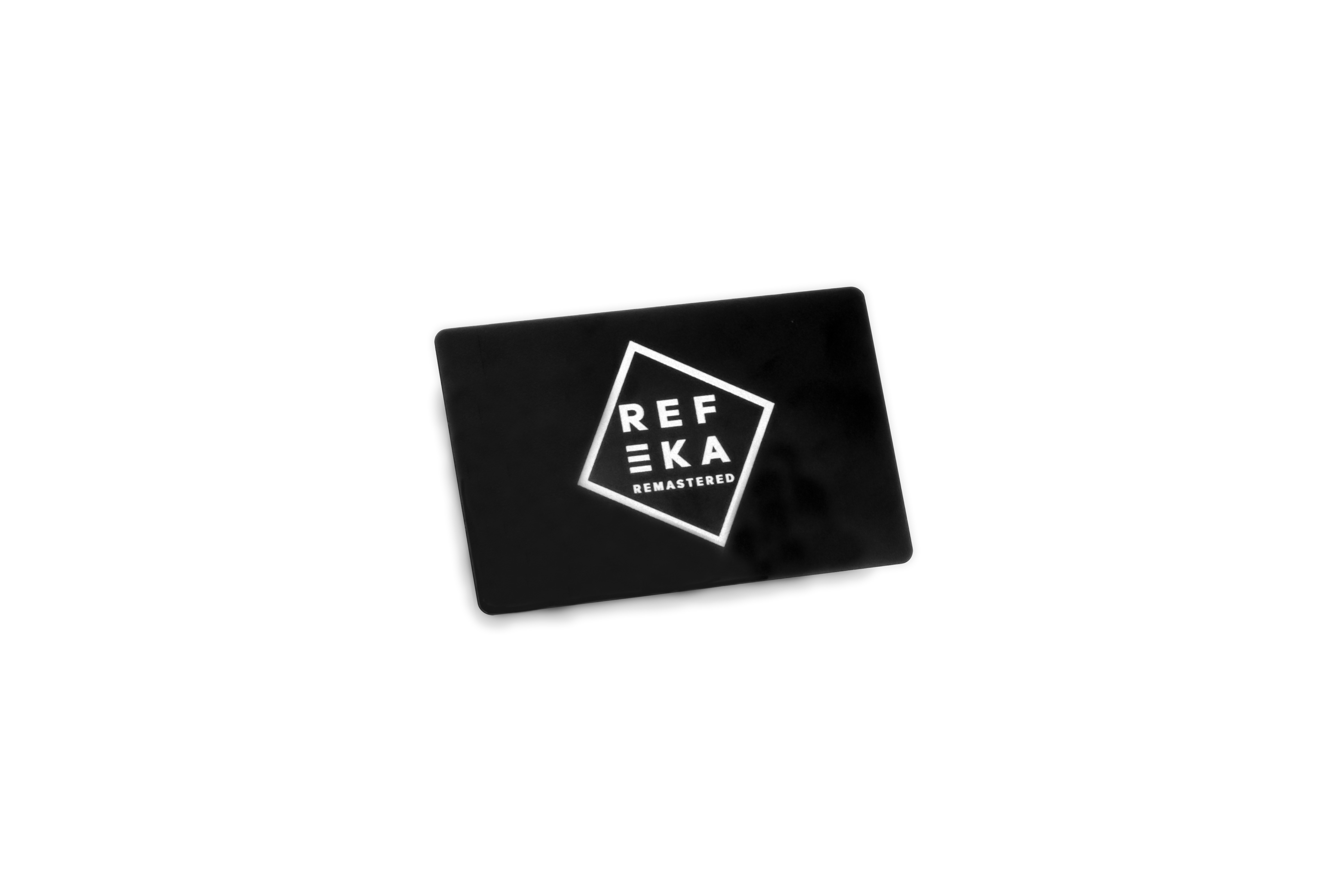 Eine schwarze Metall Visitenkarte mit weißem REFEKA Logo aufgedruckt