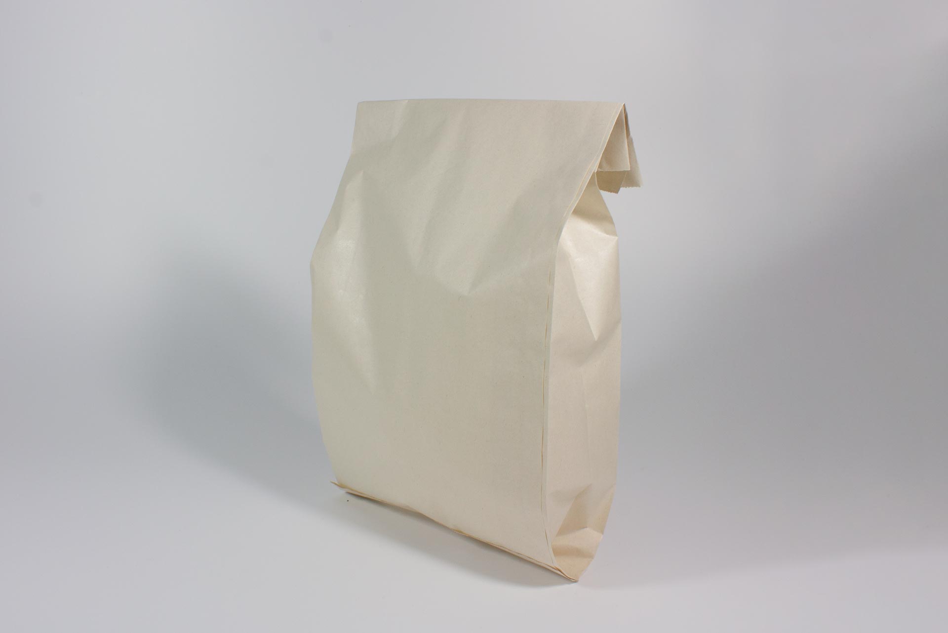 Eine naturbelassene Tasche aus Zuckerrohrpapier mit umgefalteter Öffnung