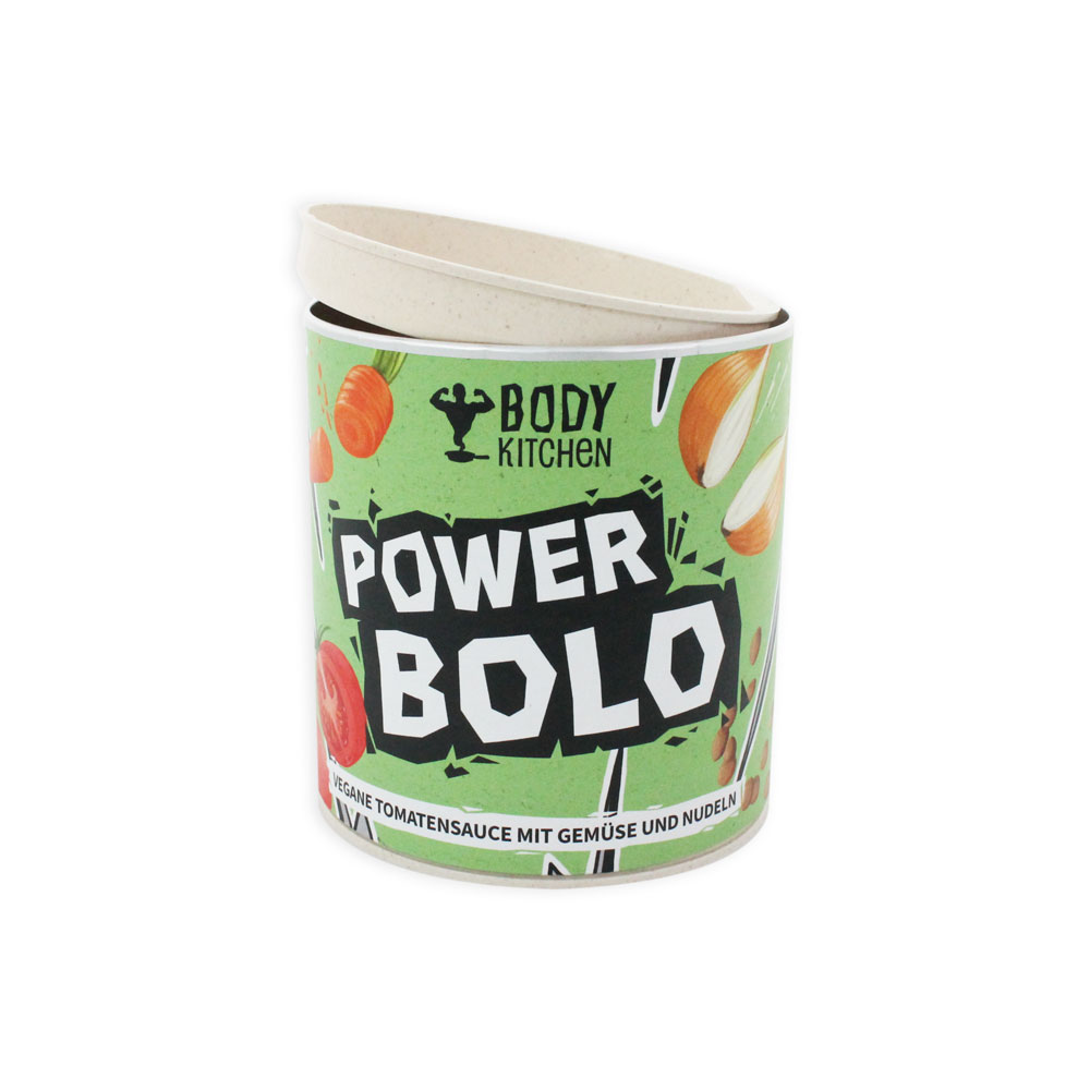 Eine grüne Pappwickeldose mit der Aufschrift Power Bolo und gekipptem Deckel