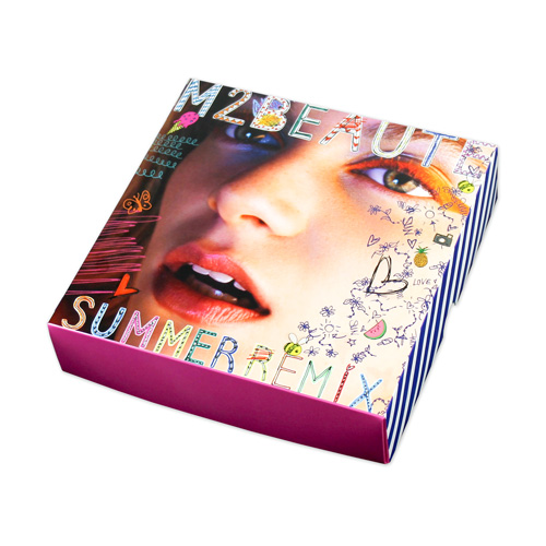Eine bunte Geschenkbox von M2 Beauté mit dem Gesicht einer Frau im Mittelpunkt.