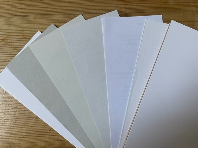 Ein Papierfächer mit aufgefächerten, weißen Papiersorten
