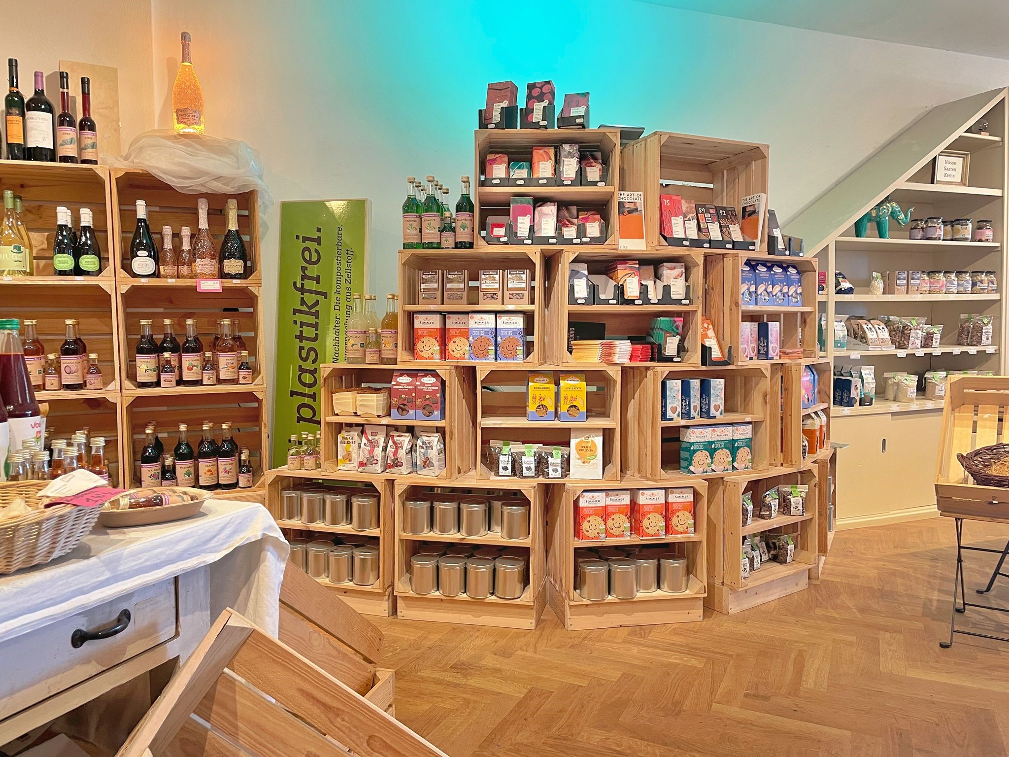 Blick in den Verkaufsraum von Grünkunft, in dem statt klassische Regale Weinkisten aus Holz zur Warenpräsentation genutzt werden. 