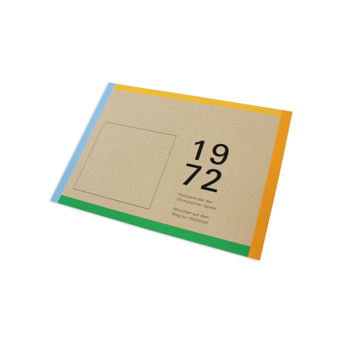 Die braune Verpackung eines Fotokalenders, die außen farbige Streifen in gelb, orange, grün und blau hat sowie einen schwarzen Aufdruck der Jahreszahl 1972