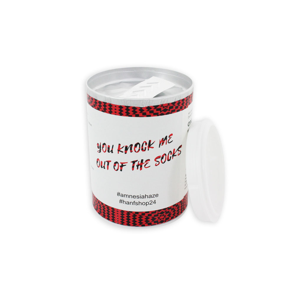 Eine weiß-rote Pappwickeldose mit der Aufschrift "You knock me out of the socks"