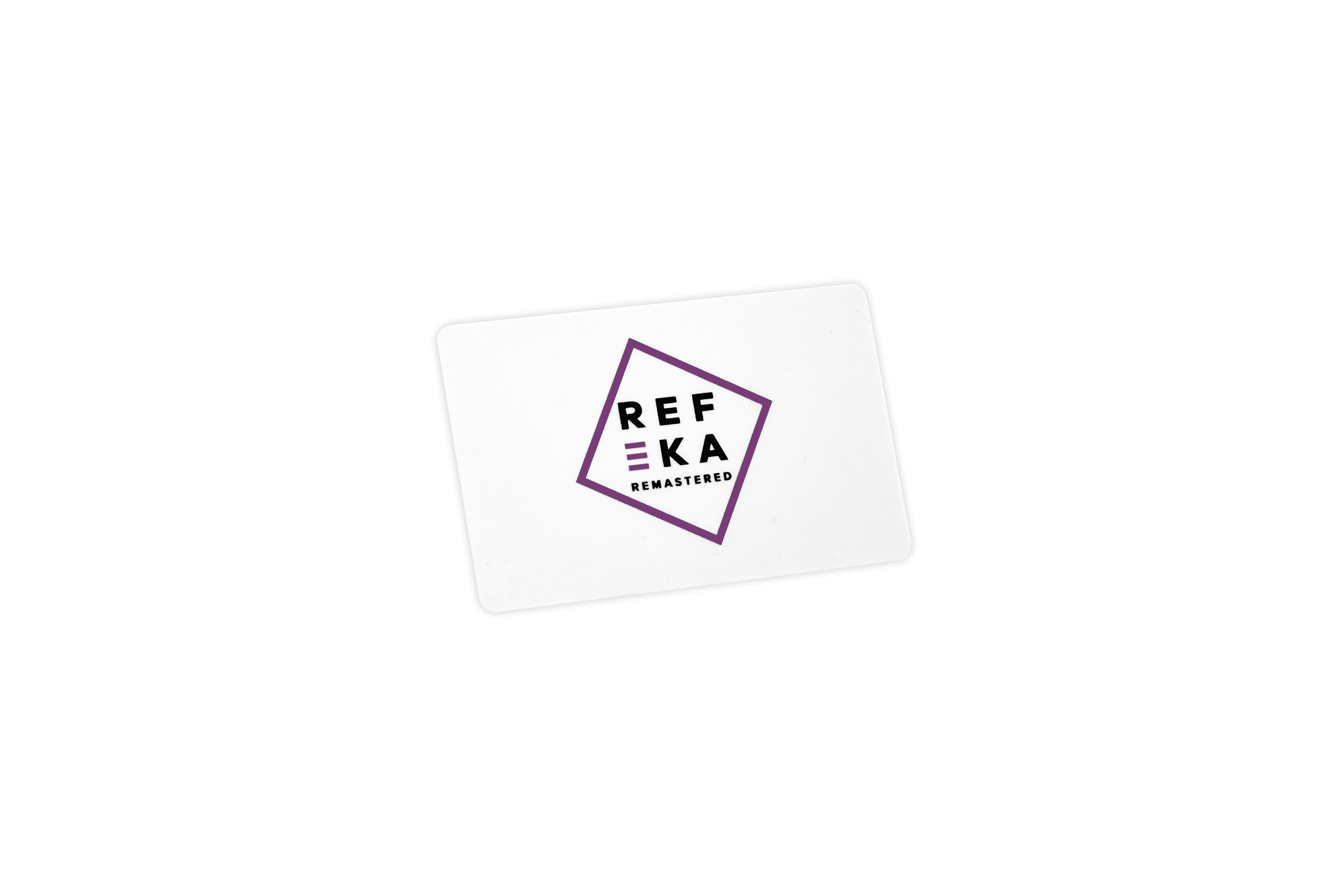 Eine weiße Plastik-Visitenkarte mit lila REFEKA Logo aufgedruckt