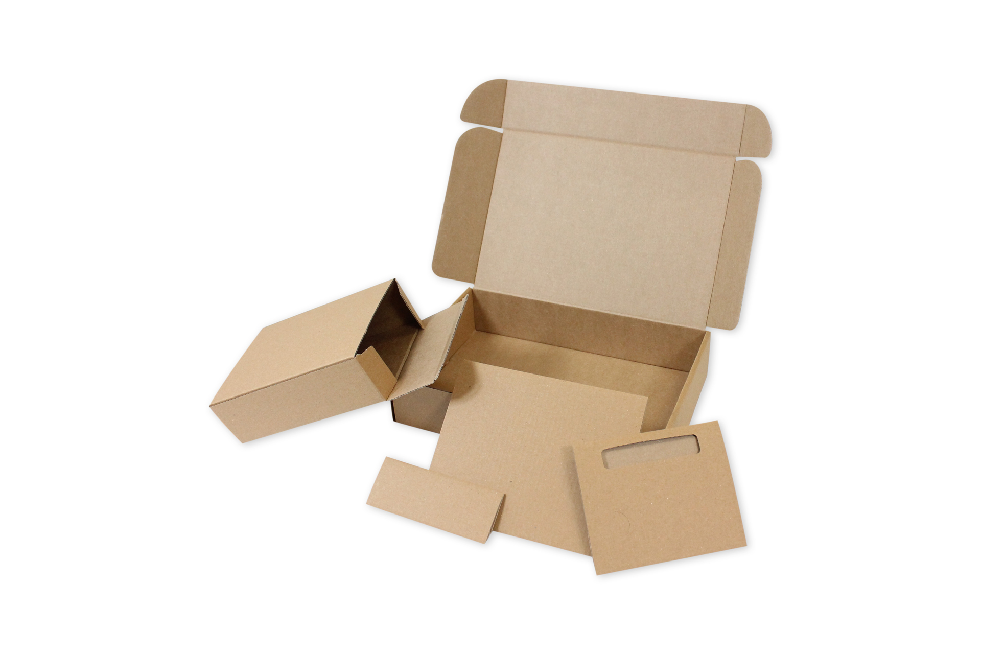Eine Setverpackung aus braunem Kraftpapier mit unterschiedlichen Einsätzen. Die Verpackung ist geöffnet und davor liegen die verschiedenen Einsätze