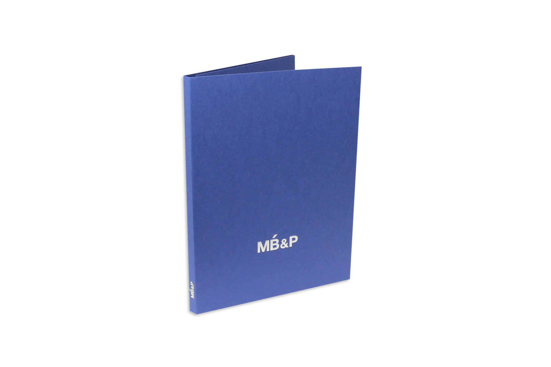Eine leicht geöffnete Präsentationsmappe von MB+P in der Farbe blau. Unten in der Mitte in klein in weiß das Logo aufgedruckt.